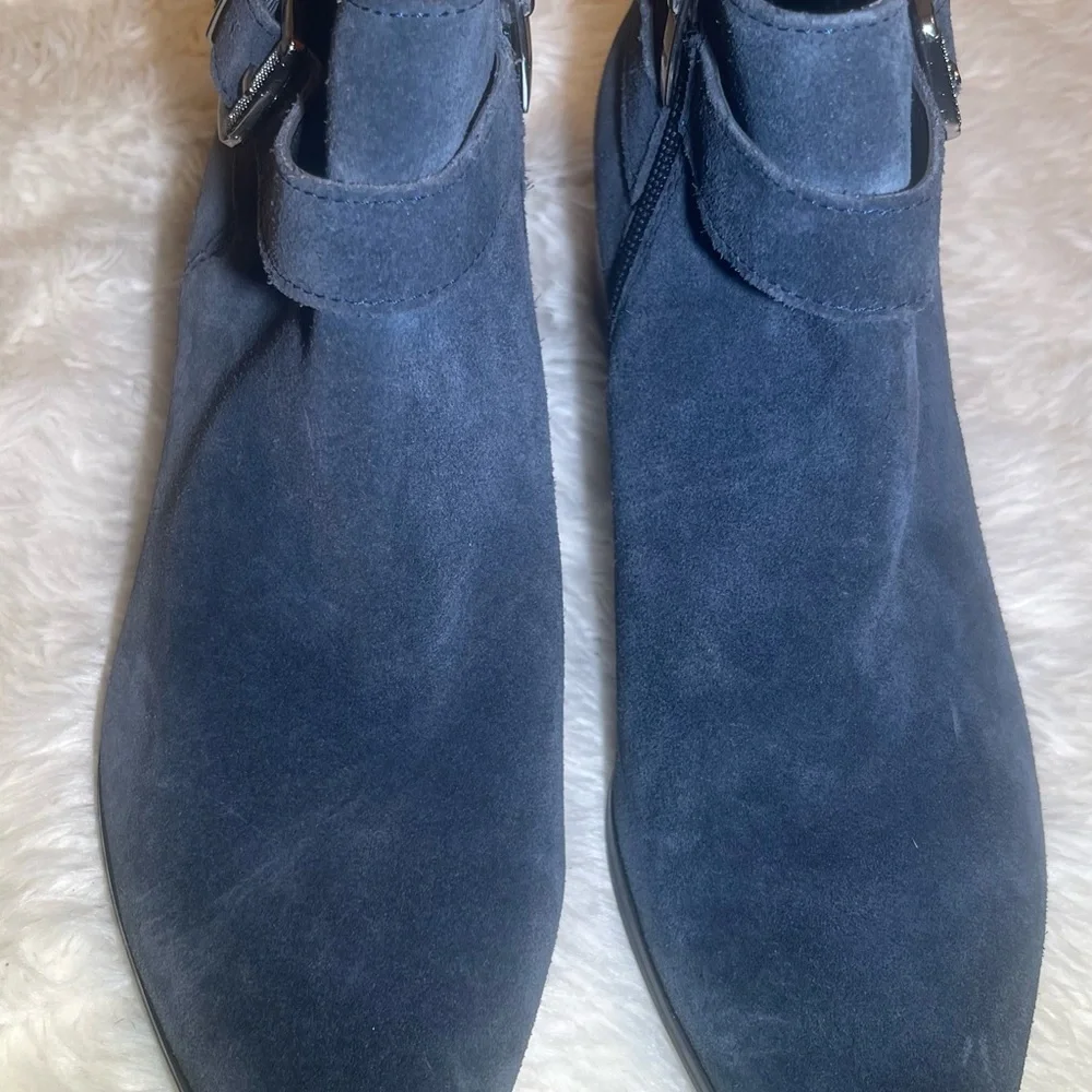 Marc fisher women’s navy blue Suede Ankle Boots size 8
